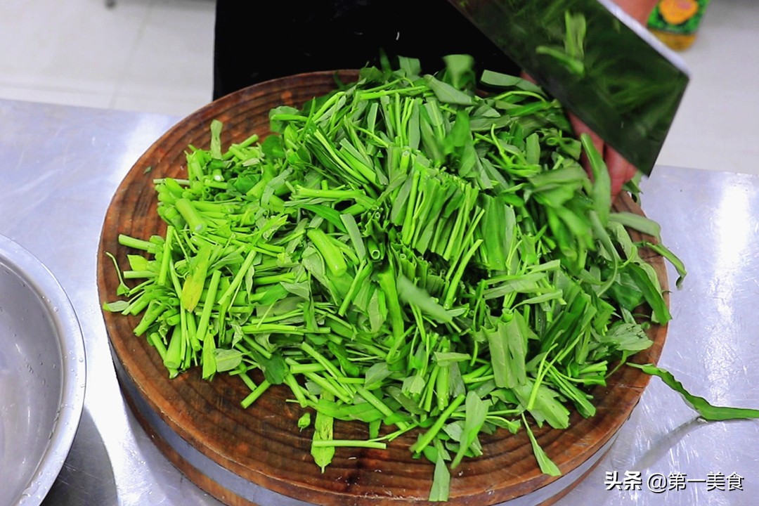 空心菜怎么做好吃（牢记这1招空心菜翠绿又鲜美）