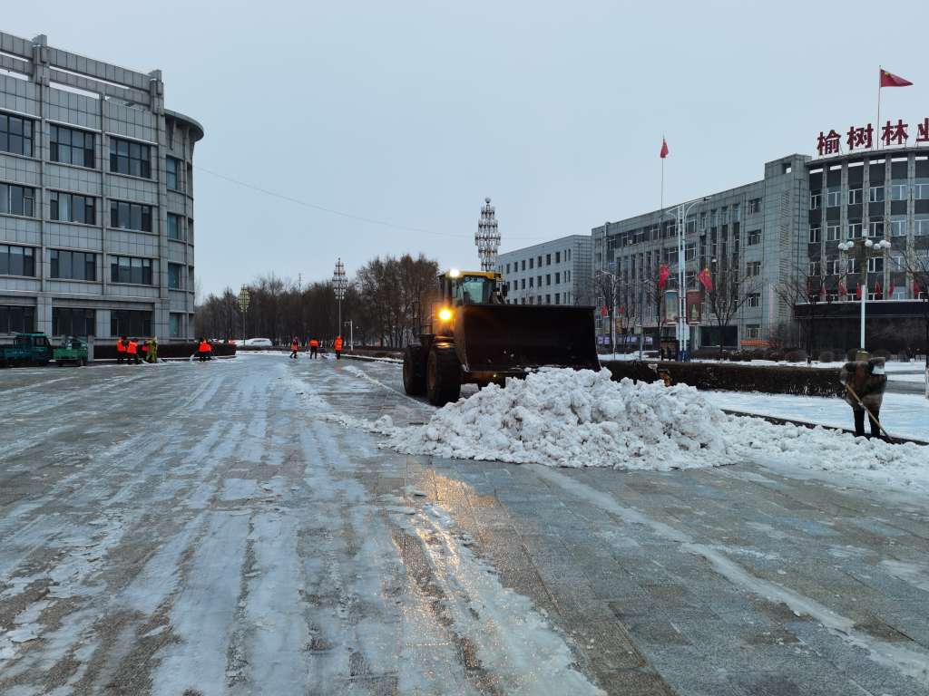 顶风冒雨清积雪，为榆树环卫工人点赞