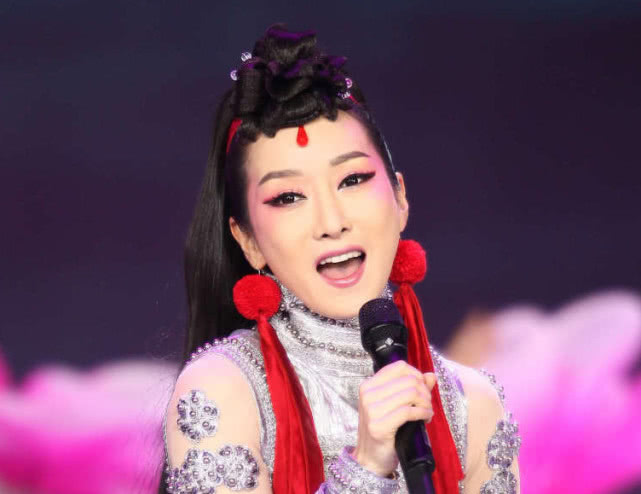 萨顶顶为啥改名？原名叫周鹏，改名后就火了