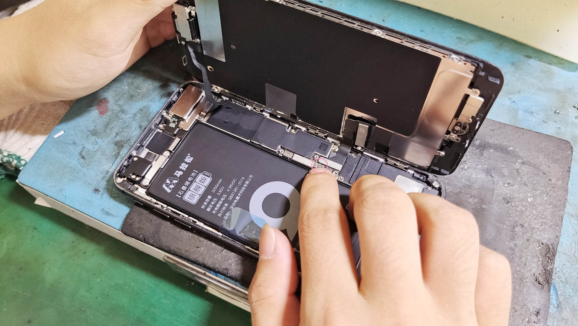 iPhone8Plus回收920，或者换个电池再用2年？到底怎么选最合适？