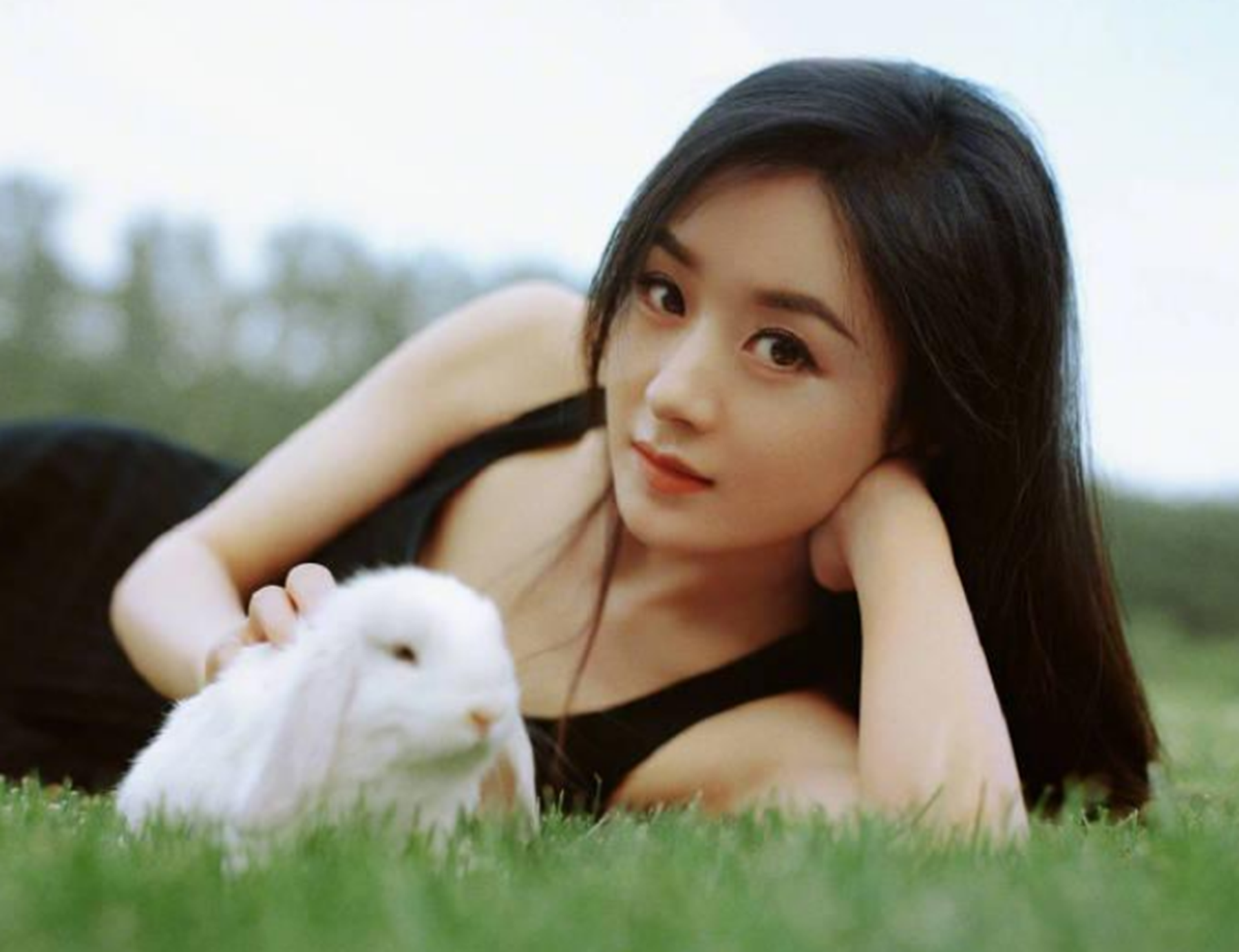 “农村姑娘”赵丽颖的成名史，以及她背后的资本版图