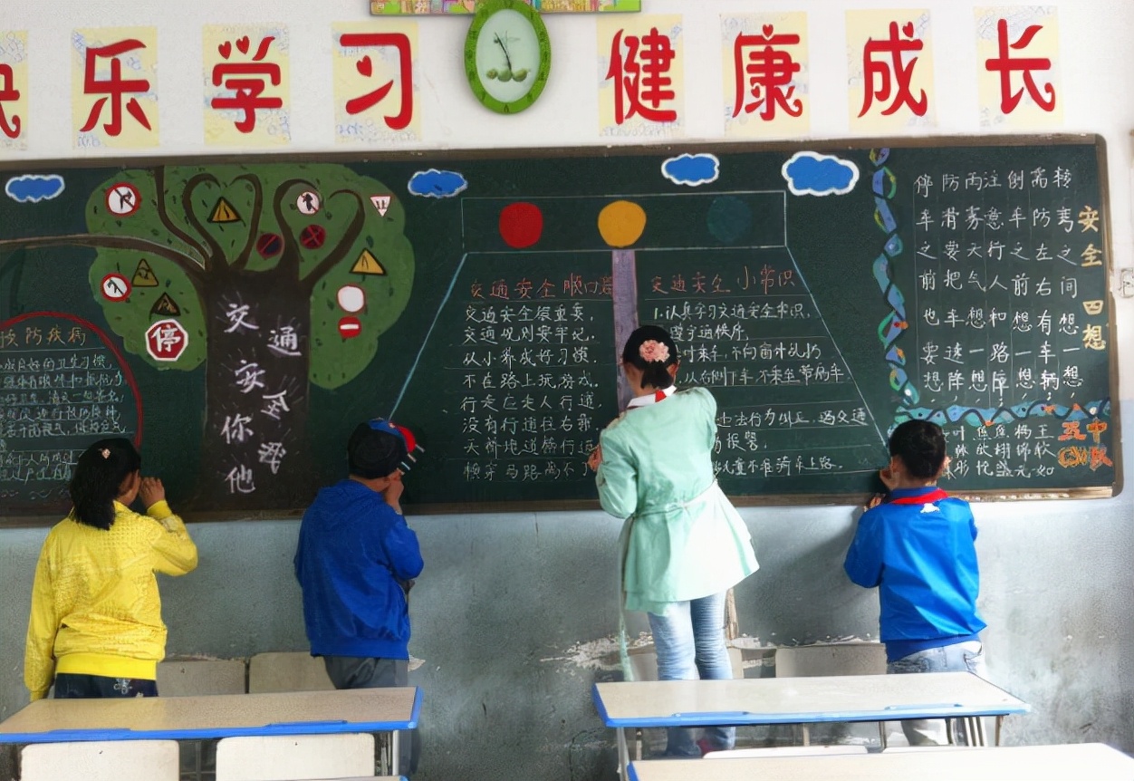 初中生“黑板板”走红，老师看完不舍得擦掉，网友的评价很高