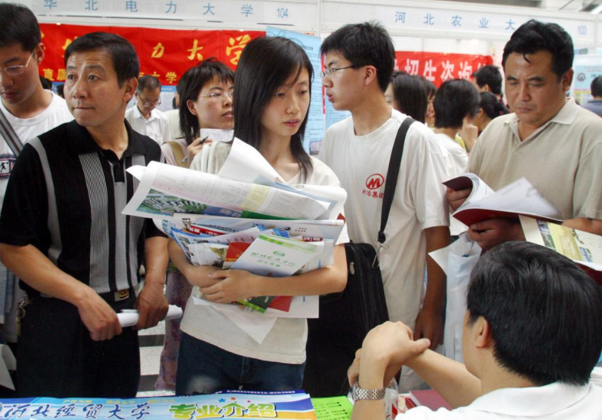 多所985高校新校区搬到“村里”，远离城市，学生：终究是错付了