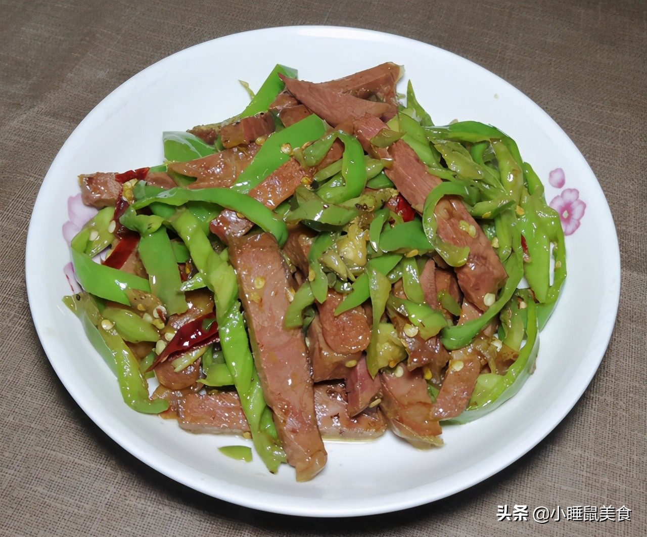 鲜嫩美味的驴肉炒青椒,做法很简单,好吃更下饭,家人停不下筷子