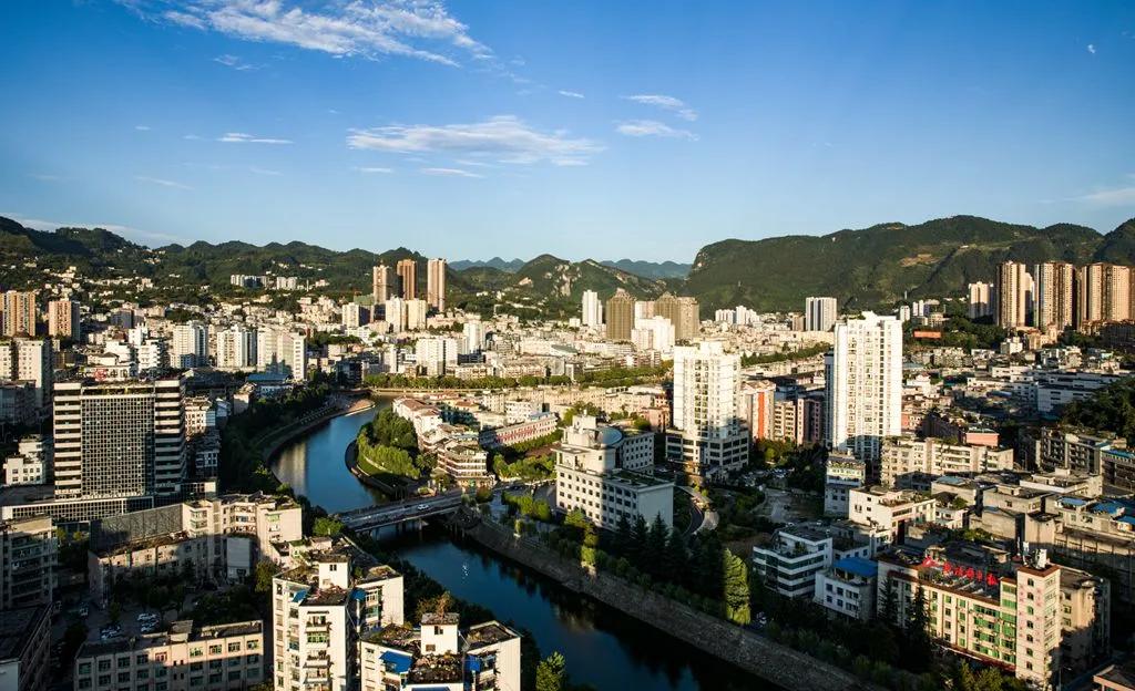 同是区域中心城市，为啥万州的经济地位稳固，黔江却连续被超越？