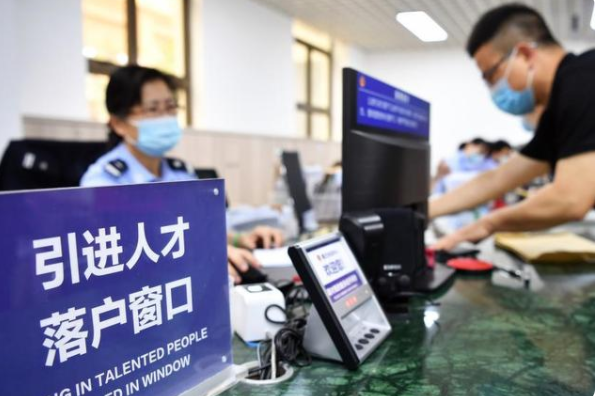 上海这4所大学应届毕业生，可直接落户本地，学生们却想法不一