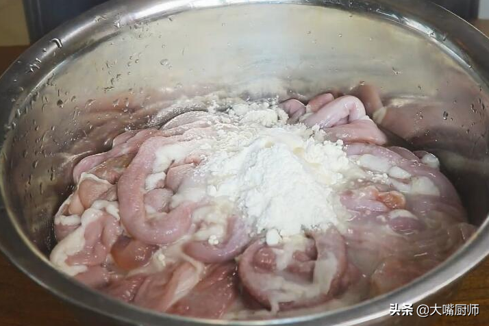 才知道洗猪大肠很简单，不加碱不加醋，20分钟洗净，不腥臭不油腻