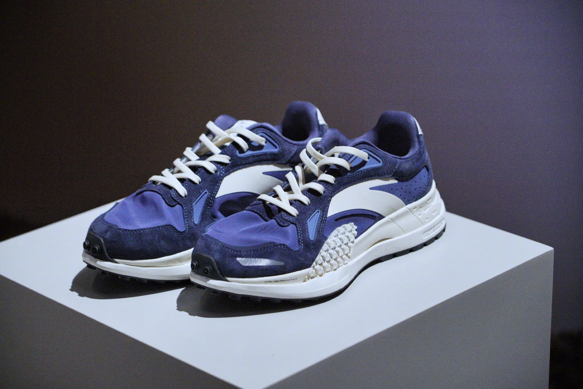 安踏kt7代曝光!全掌超临近发泡科技,异形碳板面积大,对标李宁