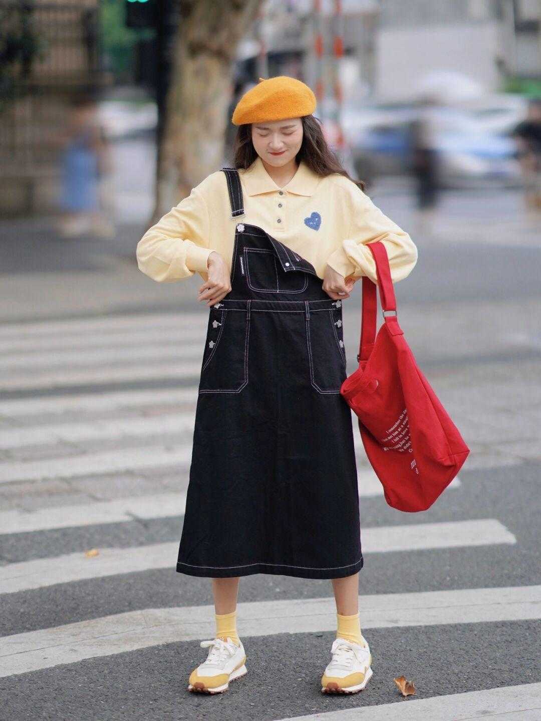 牛仔背带裙牛仔背带裙搭配什么上衣好看