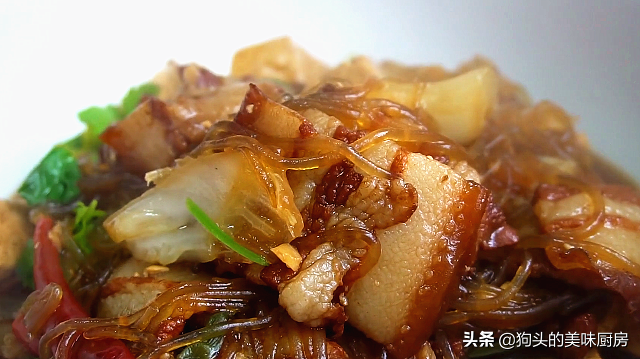 天凉了，用一块猪肉一把粉条炖着吃，暖身暖胃，上桌汤汁都不剩