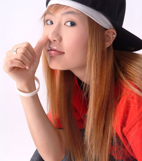 2010年,超女王贝携母整容命丧手术台,母亲私下和解的一幕耐人寻味