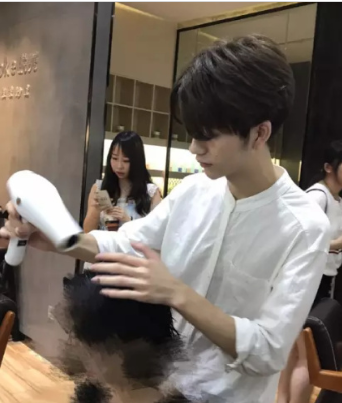 康巴男孩丁真爆火，为什么评论区一片反对声？