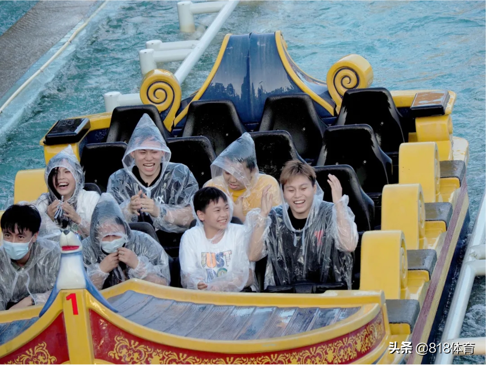 皮!全红婵长隆玩激流勇进,谢思埸掀掉她雨衣帽子,红姐淋成落汤鸡