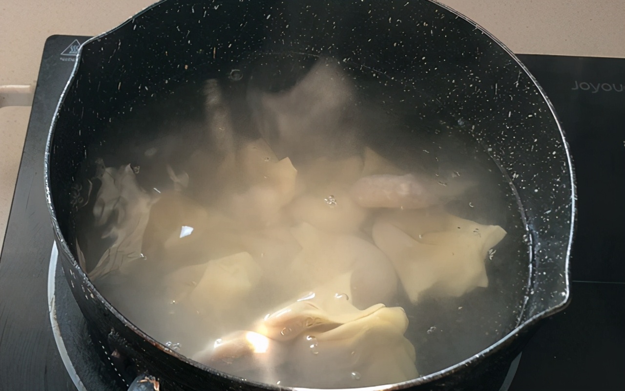 包馄饨的方法（手把手教你包皮薄如纸的馄饨）