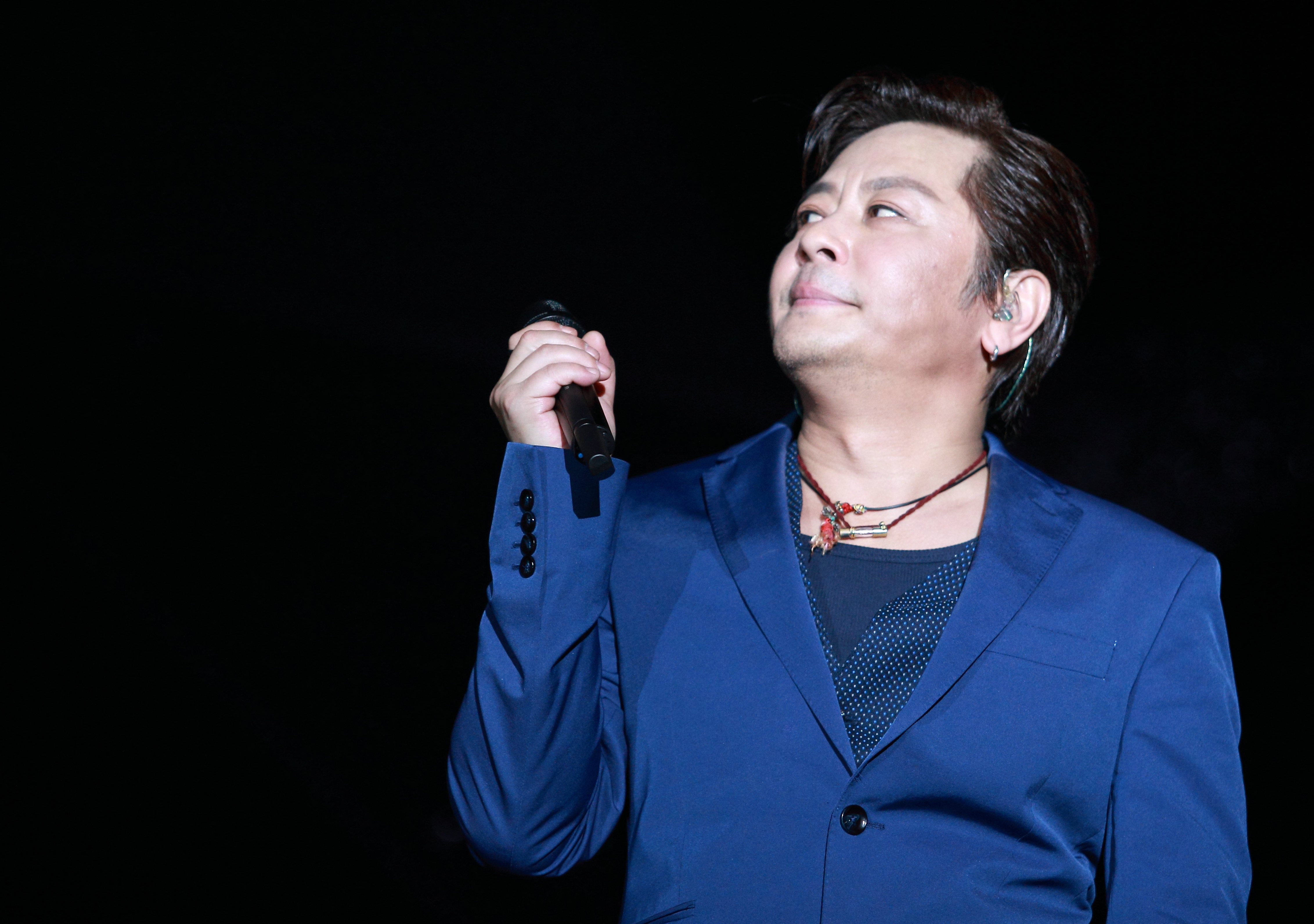 王杰:从小被父母抛弃,带女儿吃霸王餐被毒打,毒哑嗓子成悬案