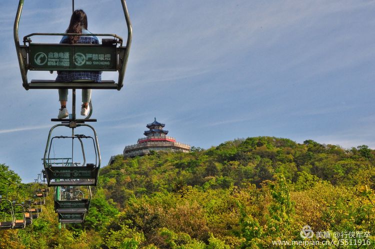 玉壶峰下松涛起，天界佛国掸尘埃！走遍千山万岭，唯天门山独有
