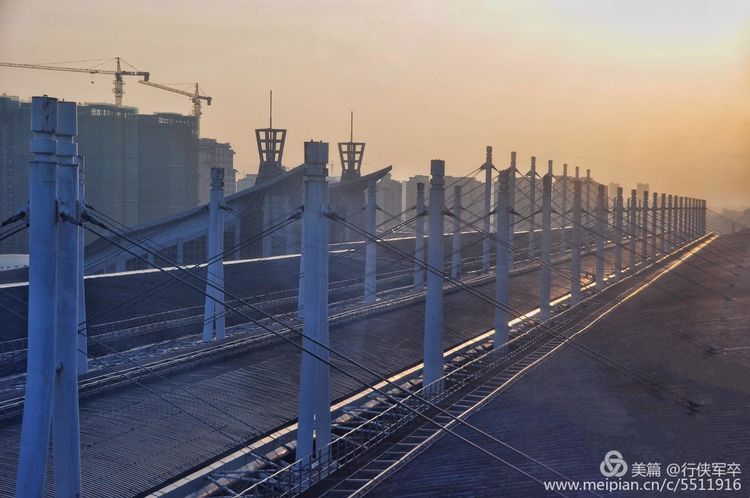 玉壶峰下松涛起，天界佛国掸尘埃！走遍千山万岭，唯天门山独有