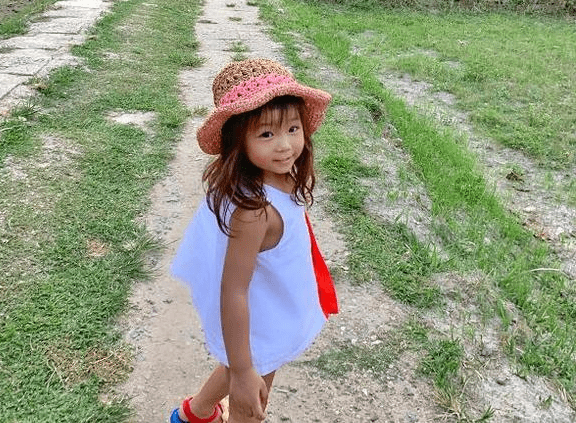 陈浩民一家泰国旅游，3岁小女儿与长颈族人合照太萌了