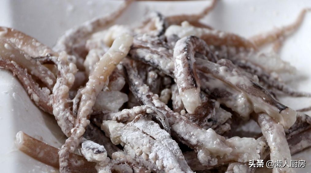 干锅鱿鱼的做法（美味的干锅鱿鱼须的简单教程）
