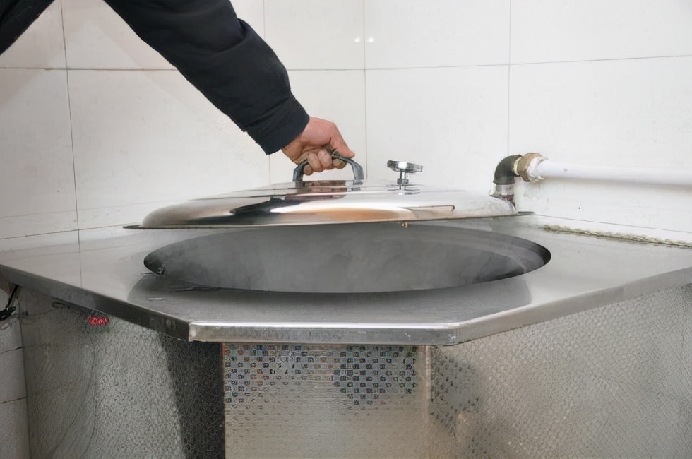 农村材灶厨房灶台款式图片(新型灶台节能冬天还能取暖)