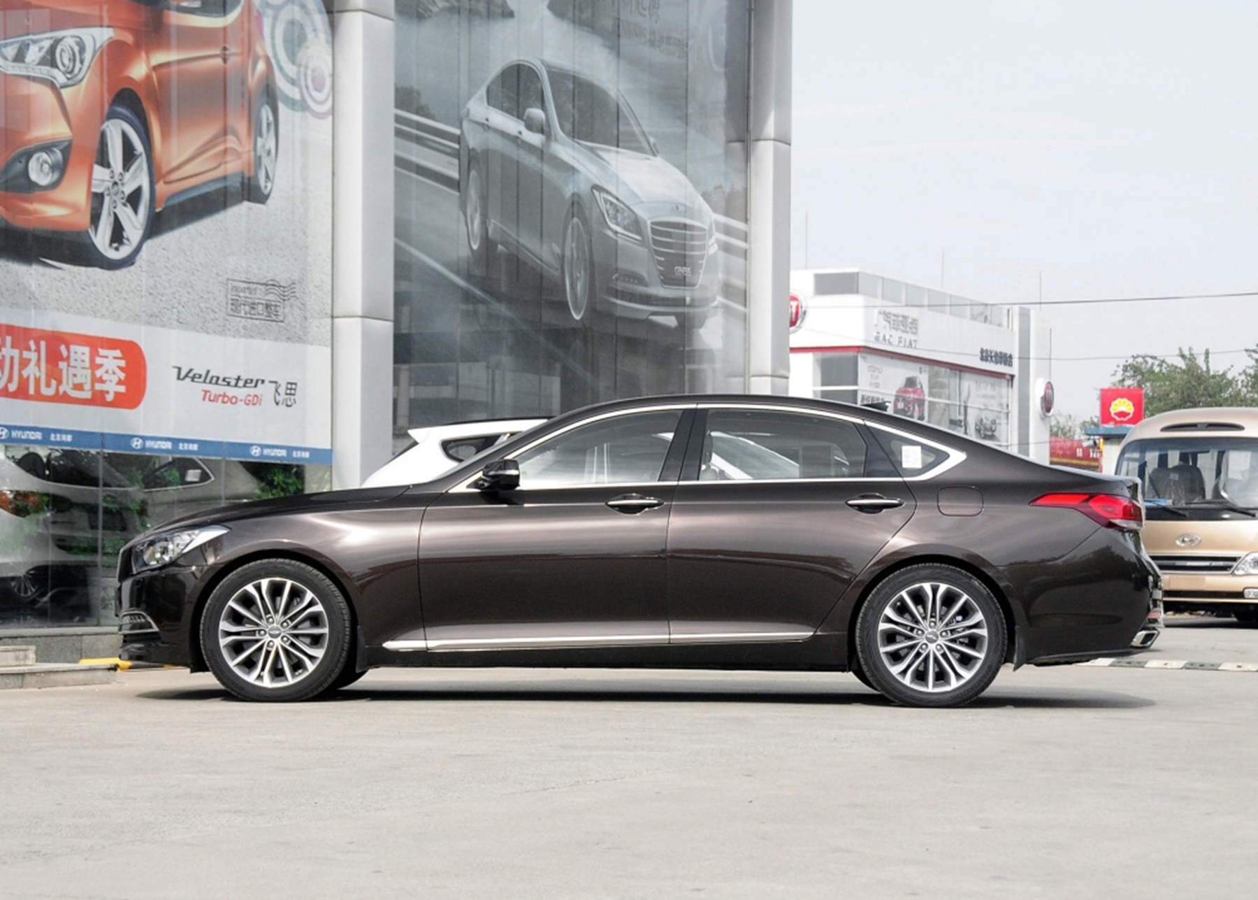 高中同学聚会，班长开了一辆“宾利”，近看才发现这车得40万