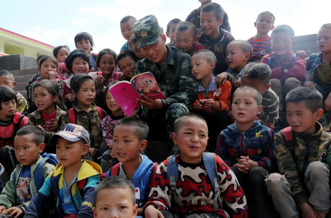 央视聚焦！从“山里娃”到军官，他吃“百家饭”长大、高考文科状元，如今荣立一等功！