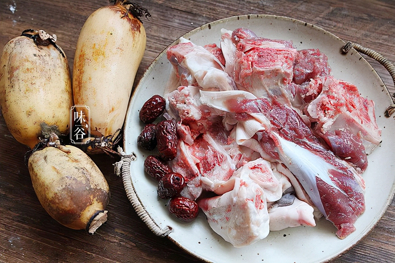 入冬后，有条件多给家人喝这汤，汤鲜味美有营养，别不懂吃