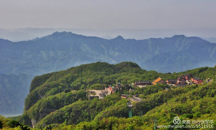 玉壶峰下松涛起，天界佛国掸尘埃！走遍千山万岭，唯天门山独有