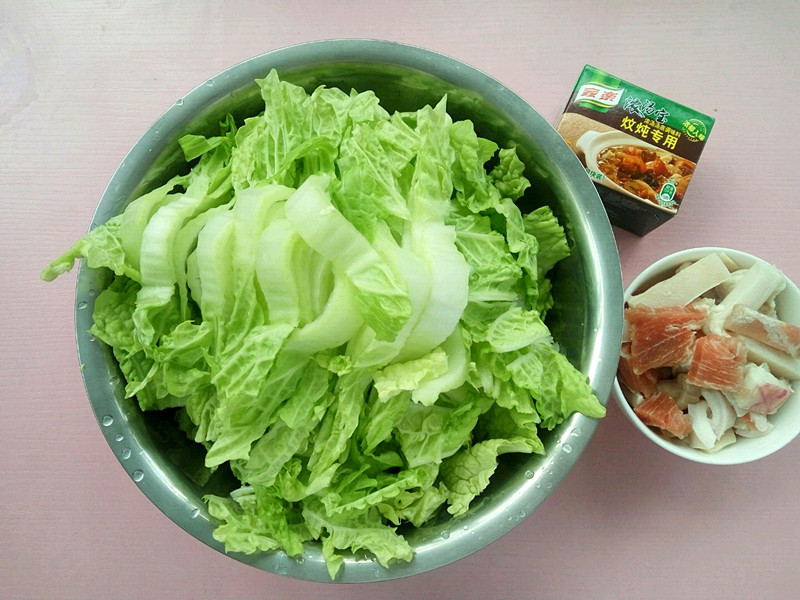 天冷，一锅热乎乎的白菜炖粉条可以安排了，暖胃还美味