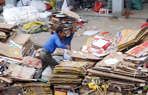 废品回收行业迎来繁荣：随手一丢的纸壳是暴利品，你丢了多少钱？