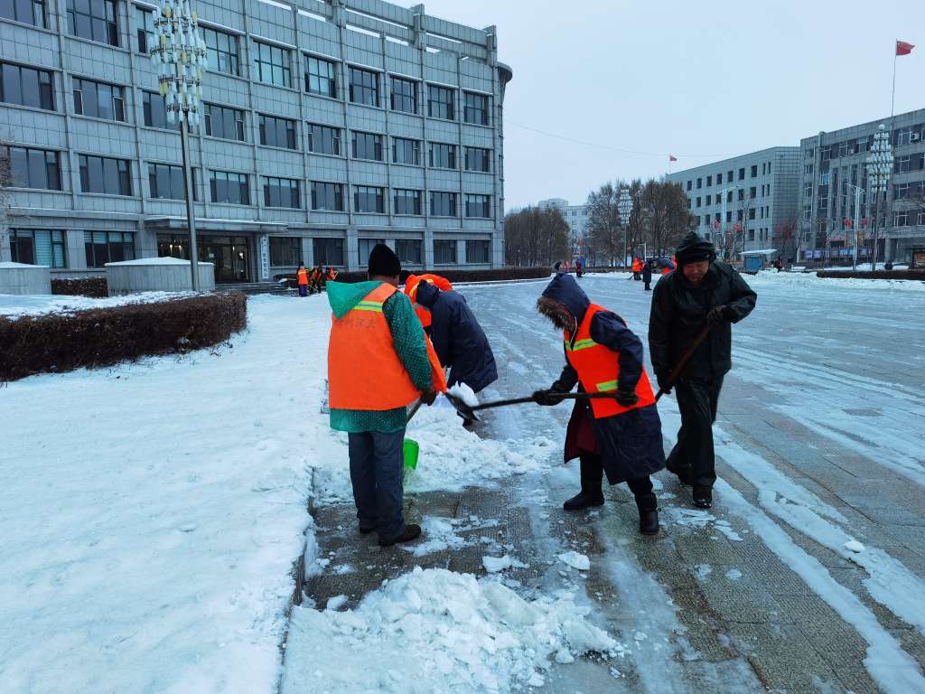 顶风冒雨清积雪，为榆树环卫工人点赞