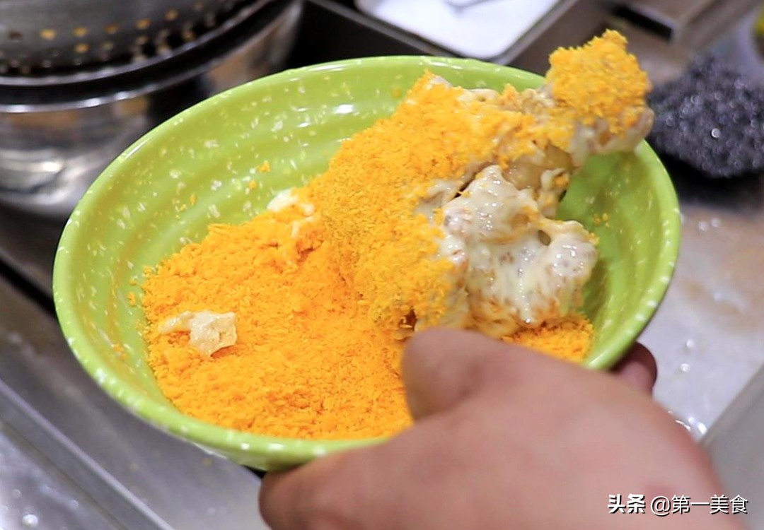 如何炸鸡腿教程（炸鸡腿零难度但却最好吃的做法分享）