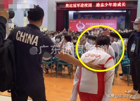 全红婵真有教养！进入会场后，有谁注意她这个举动，何教练教的好