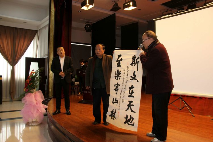 刘顺虎：远瞻红日染秋色 近看墨翁画腊梅