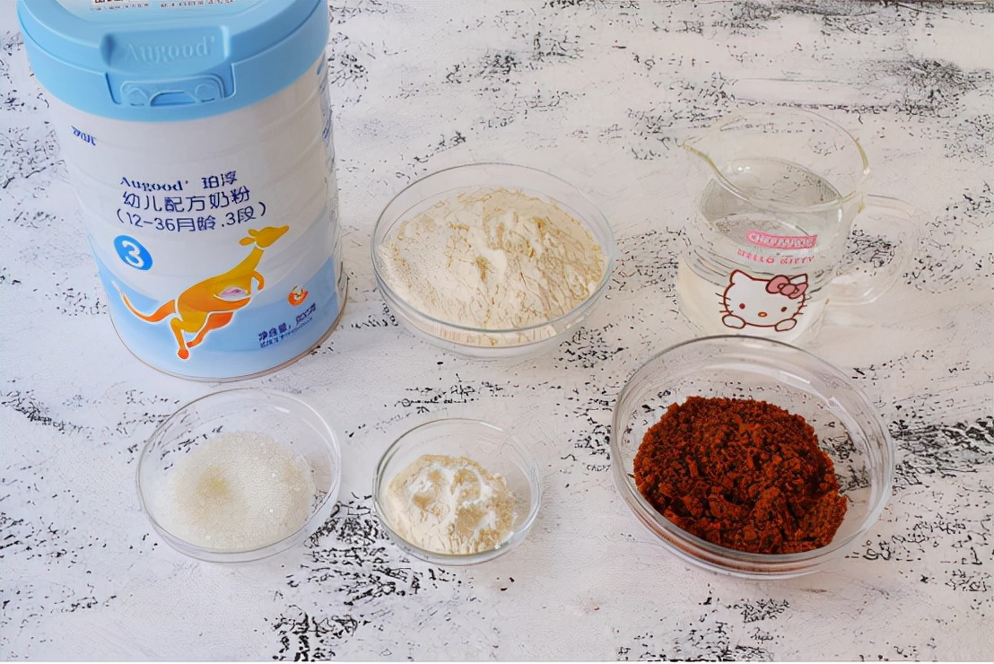 1碗糯米粉加上半勺红糖，做一份好吃解馋的小吃，软糯好吃