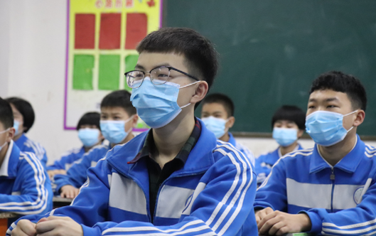 中小学改用“新课桌”，学生上课睡觉或成难题，家长终于能放心了