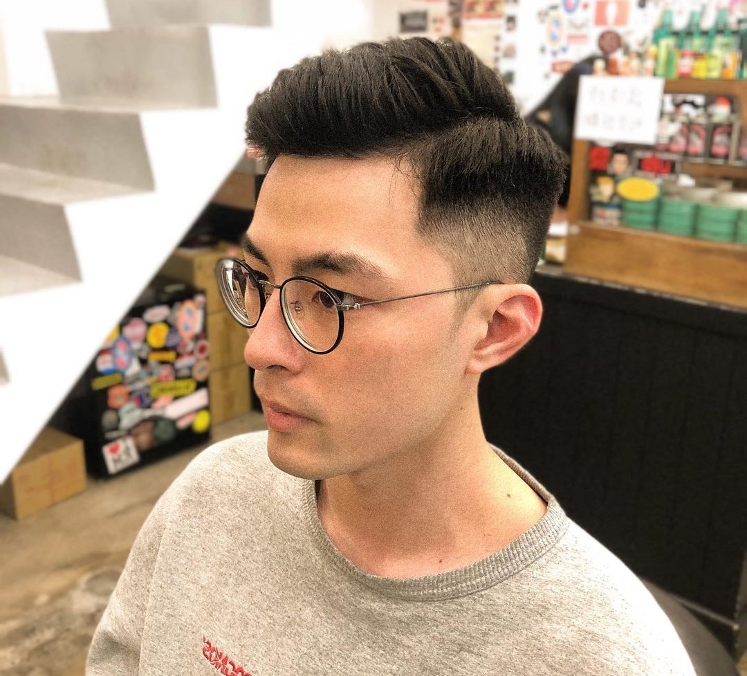 其实,对于男士而言,背头发型无疑是很有男性魅力的一种造型.