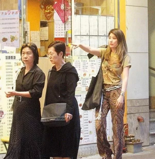 豪门老公独宠29年，掷5600万买豪宅，陈慧琳光鲜亮丽背后藏着秘密