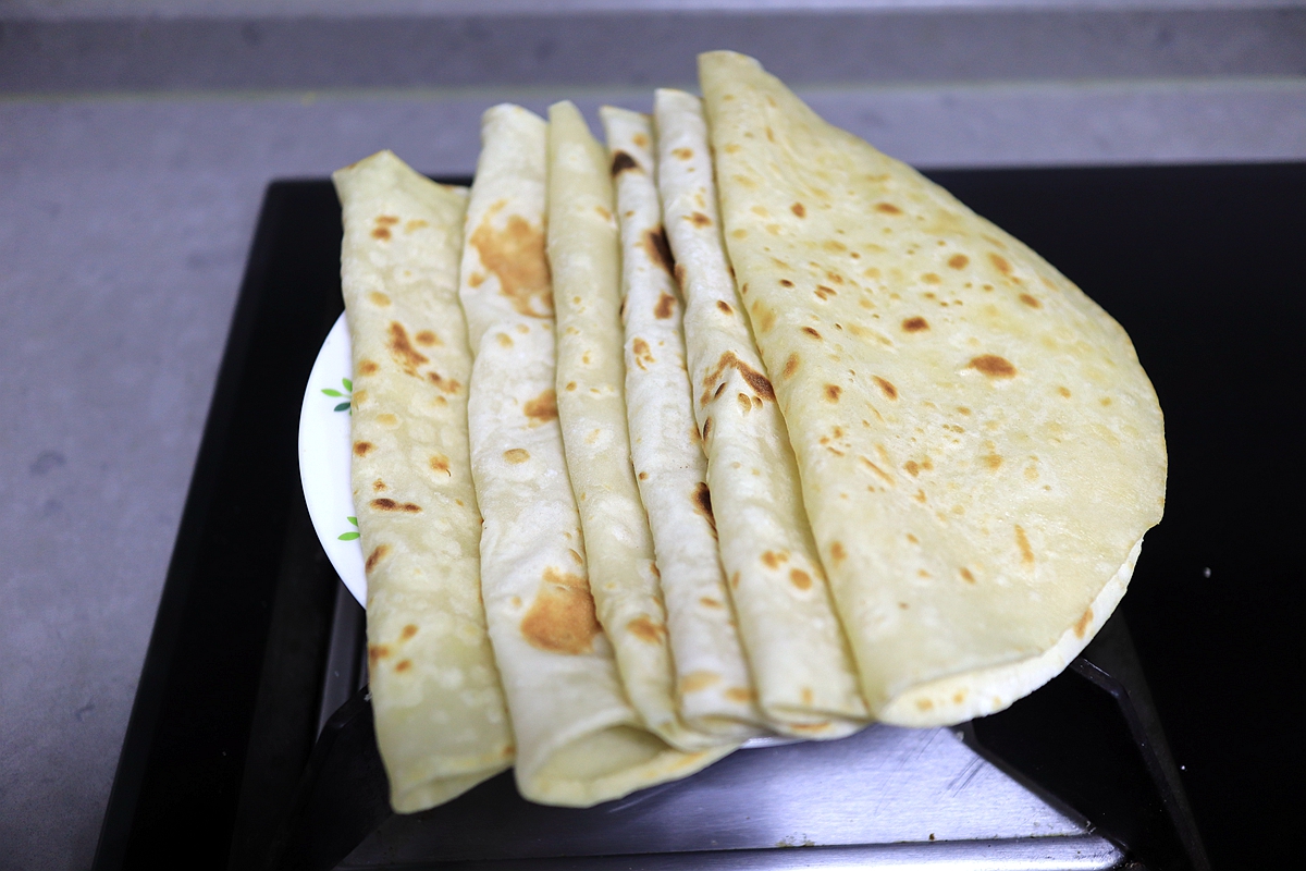 2分钟出锅的烙薄饼,又软又香卷着吃,用凉水还是热水揉面不挑剔