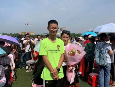 安徽一考生，考场外跪谢母亲，称“自感遗憾”，最后考了多少分？