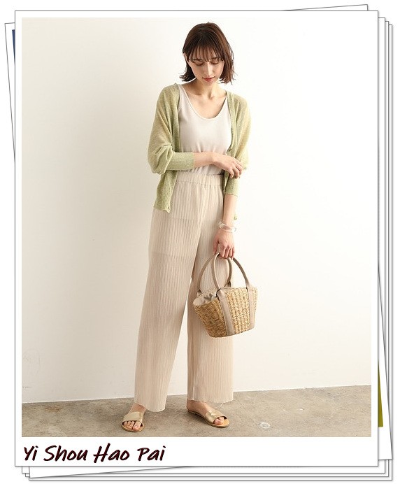 夏季米色裤子怎么穿?4种颜色上衣搭配示例,很适合轻熟女人