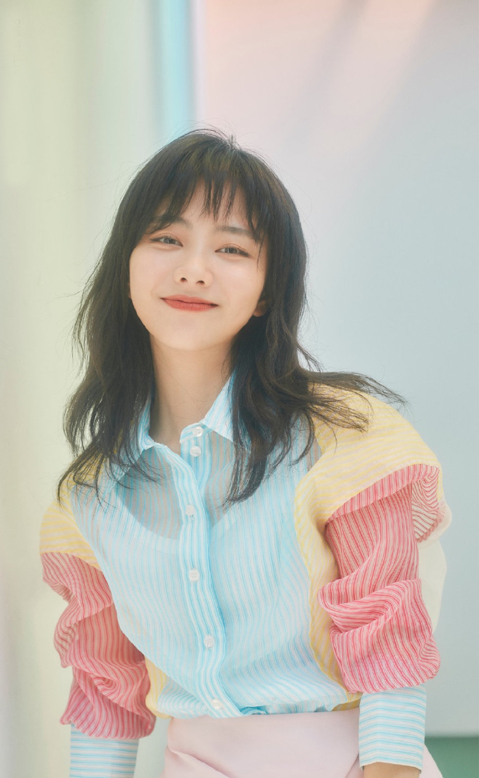 29岁谭松韵太嫩了,穿拼接透视衬衣配粉色短裙,对镜甜笑似少女