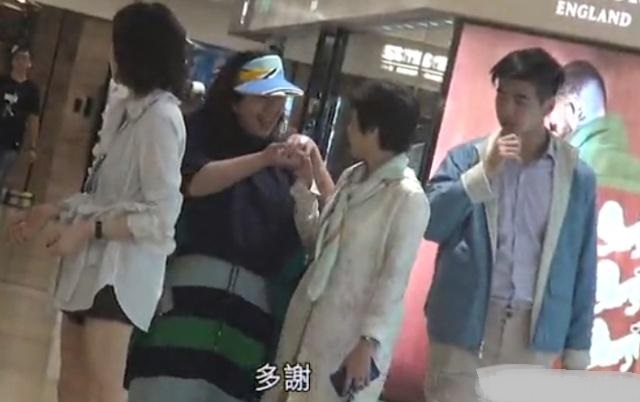 何超盈挺孕肚逛街,戴墨镜似江湖大姐,小8岁老公鞍前马后很贴心