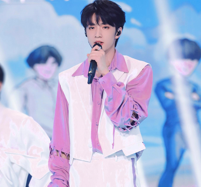 刘耀文现身重点高中，穿校服在班内上课被举报，官方却称未录取