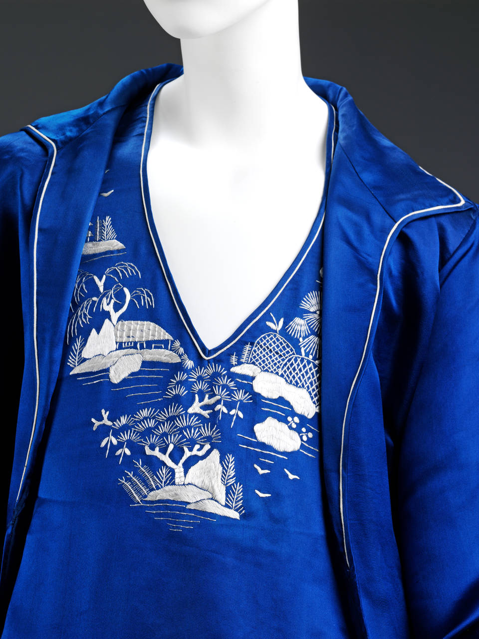 艺术涨姿势：内衣小史 | 张小玉