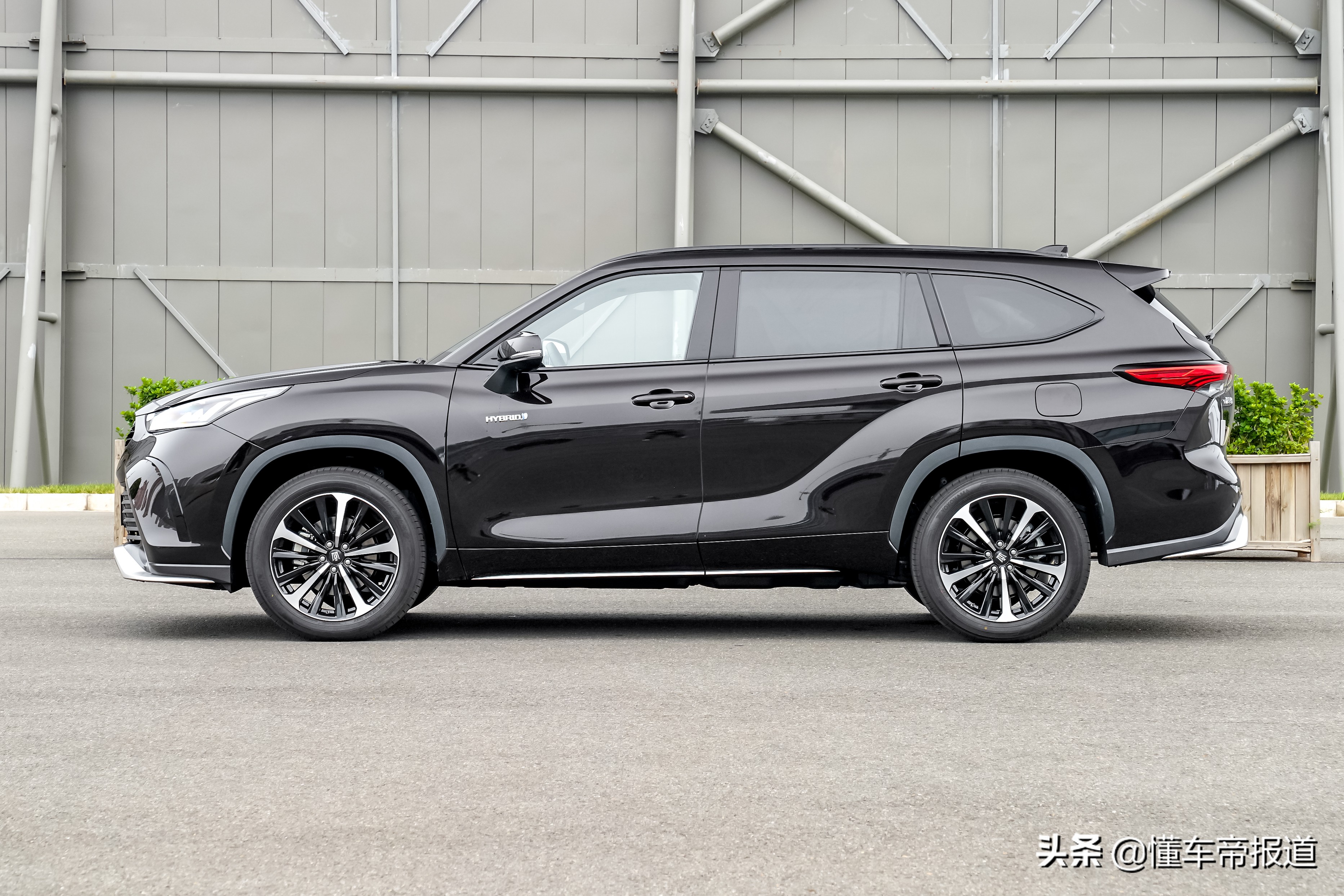 试驾｜同宗同源，却定位更高？一汽丰田皇冠陆放初体验