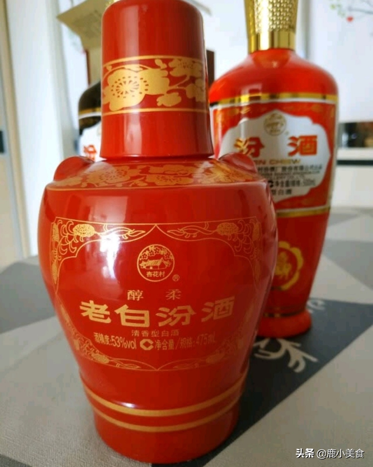 老白汾酒系列,均采用古典朴实的瓶身包装,具有汾酒的经典风格,定位中