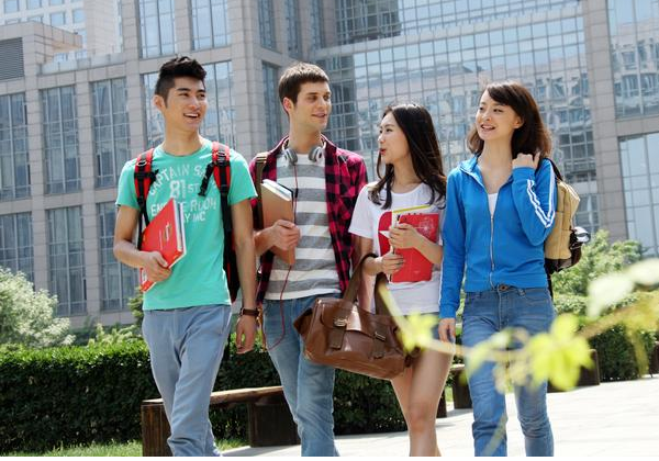 “高考700分和现金700万，你会选哪个？”00后大学生答案出奇一致