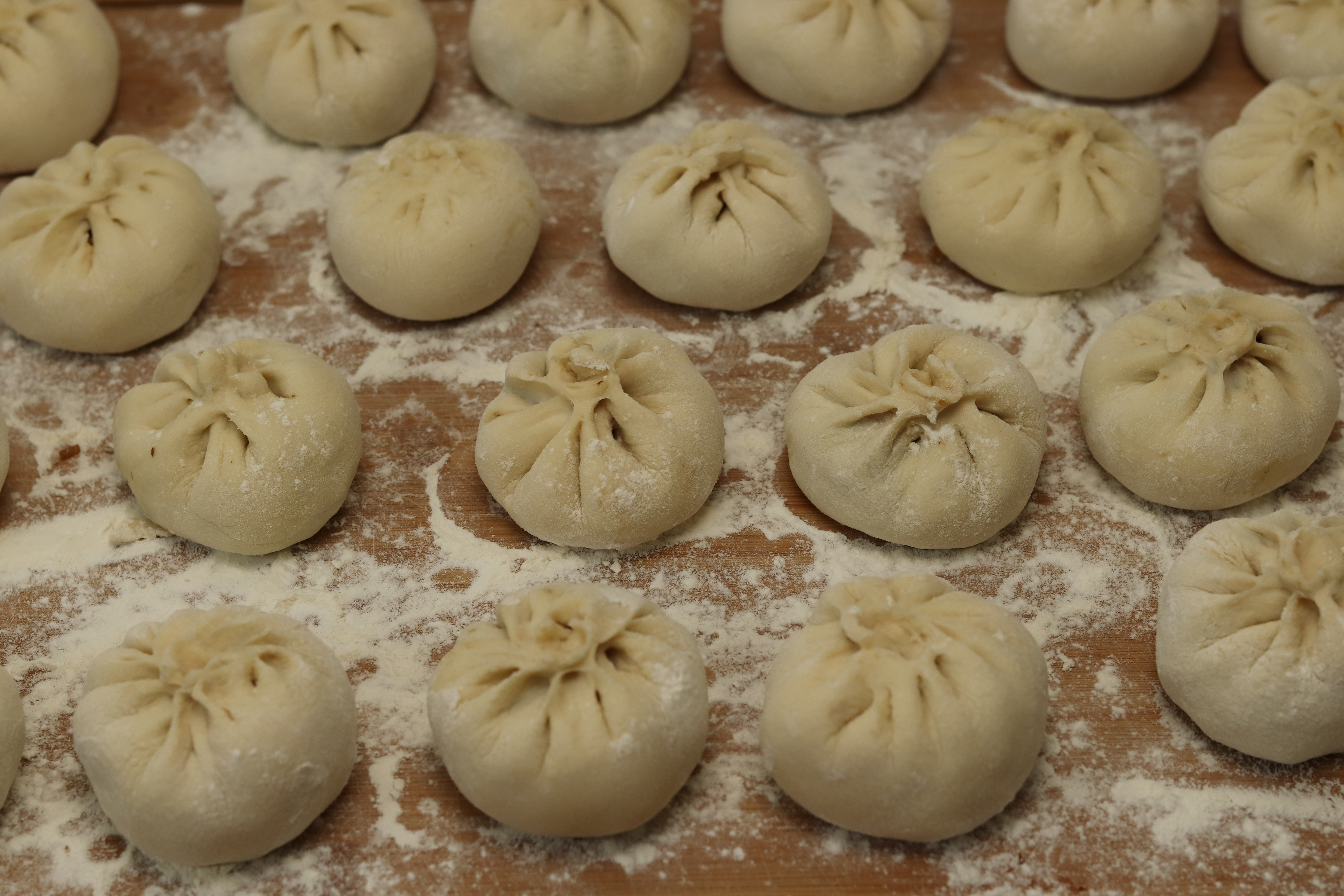 蒸包子时,切记不要直接上锅蒸!牢记3诀窍,包子蓬松暄软不塌陷