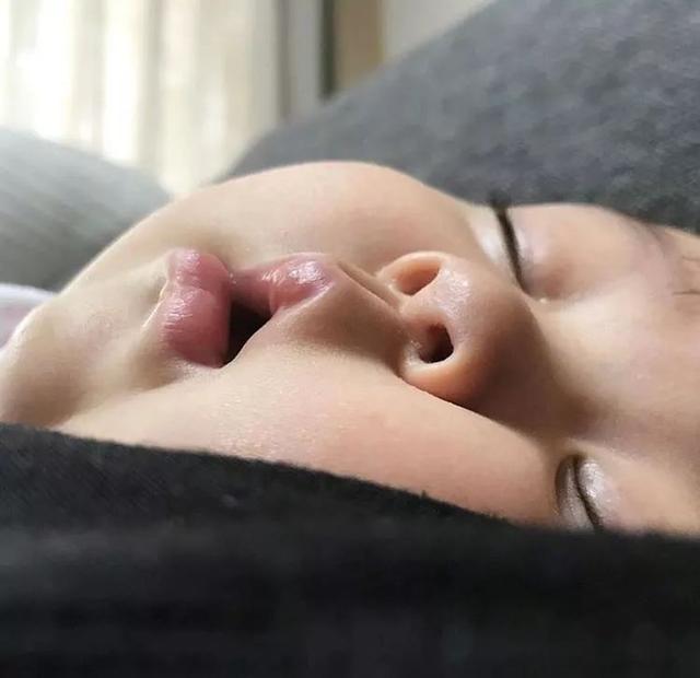 岛国这群父母专拍孩子的沙雕照片上传网络，是亲生的，没错了